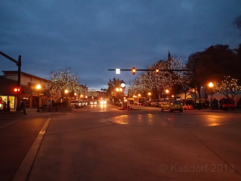 2013 Wicked 10K 050.JPG - Lots of lights for the coming Christmas time spirit.